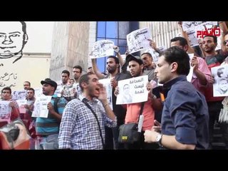 الصحفيين تحتج علي حبس أحمد رمضان فوق سلالم النقابة