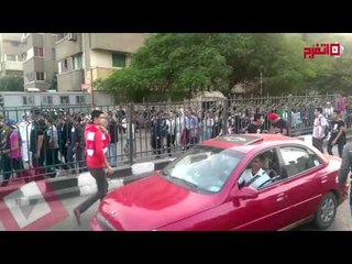 وايت نايتش يغنون «شمس الحرية» أمام مدرعات الداخلية