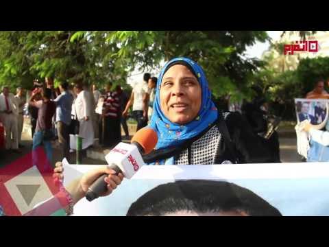 اتفرج| أنصار مبارك يحتفلون بذكرى توليه رئاسة الجمهورية أمام مستشفى المعادي