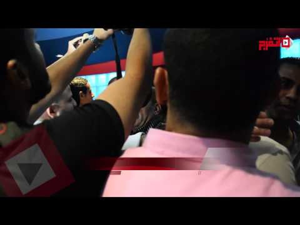 فيديو| شيكابالا يهرب من الجمهور والصحافة في العرض الخاص لـ«شد أجزاء»