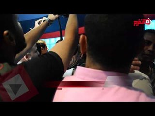 فيديو| شيكابالا يهرب من الجمهور والصحافة في العرض الخاص لـ«شد أجزاء»