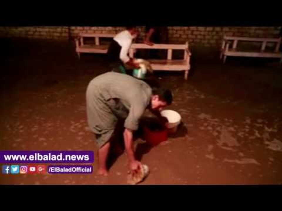 صدى البلد | معاناة أهالي العياط وسط مياه السيول