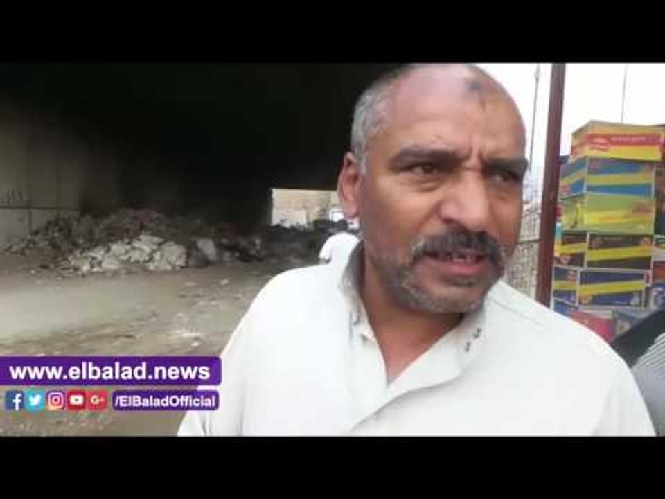 صدى البلد | موظف حي صفط يضبط مواطن يلقي القمامة اسفل الكوبري .. والمواطنون : " عاملينها ورديات "