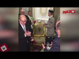 اتفرج | وزير الدفاع الفرنسي يمنح «العصار» قلادة جوقه الشرف