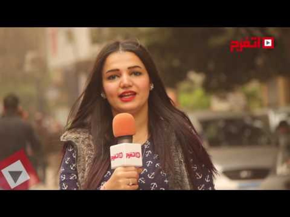 اتفرج | بنت حالقة شعرها وراجل بتوكه