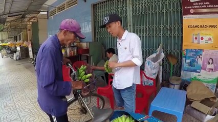 Ông cụ 83 tuổi lưng còng, rong ruổi đạp xe hơn 20km đi bán chuối để kiếm tiền nuôi vợ