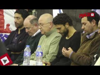 اتفرج| لاعبو النادي الأهلي يحضرون عزاء محمد أبو تريكة