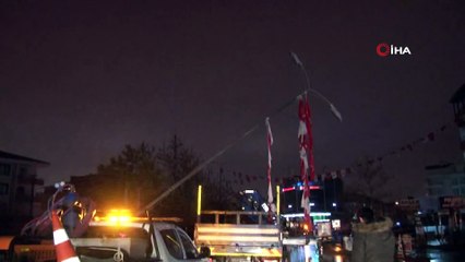 Başkent’te aydınlatma direkleri devrildi