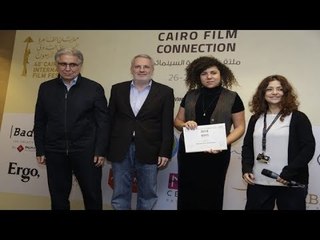 اتفرج | نيو سينشري تمنح جائزة لأسرة فيلم «نحن في الداخل» بقيمة 10 الآف دولار