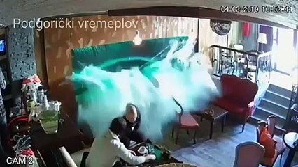 Un aquarium explose dans un bar sur des clients !