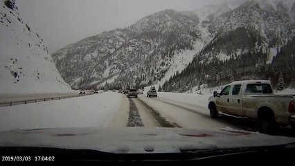 Aux Etats-Unis, des véhicules se font ensevelir par une avalanche