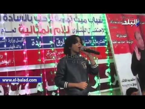 والدة شهيد تنهمر فى البكاء فى احتفالية عيد الام بالدقهلية