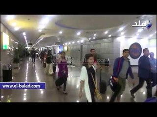 جميلات الهند يسبقن ايماتبتشان فى مطار القاهرة ويلتقتون الصور التذكارية