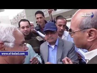 مواطن يقبل محافظ القاهرة بالمرج و يردد "تسلم الايادي"