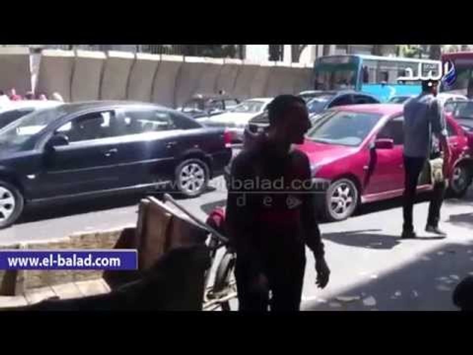 "بائع خردة" يغنى لحاملى "الماجستير والدكتوراه" على رصيف مجلس الوزراء