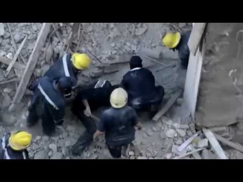 لحظة انتشال جثة من أسفل أنقاض عقار بالأزبكية