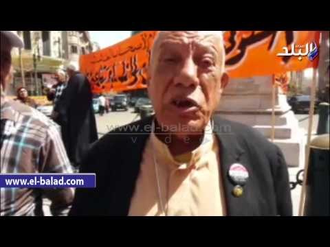 أصحاب المعاشات يرقصون على تسلم الأيادى