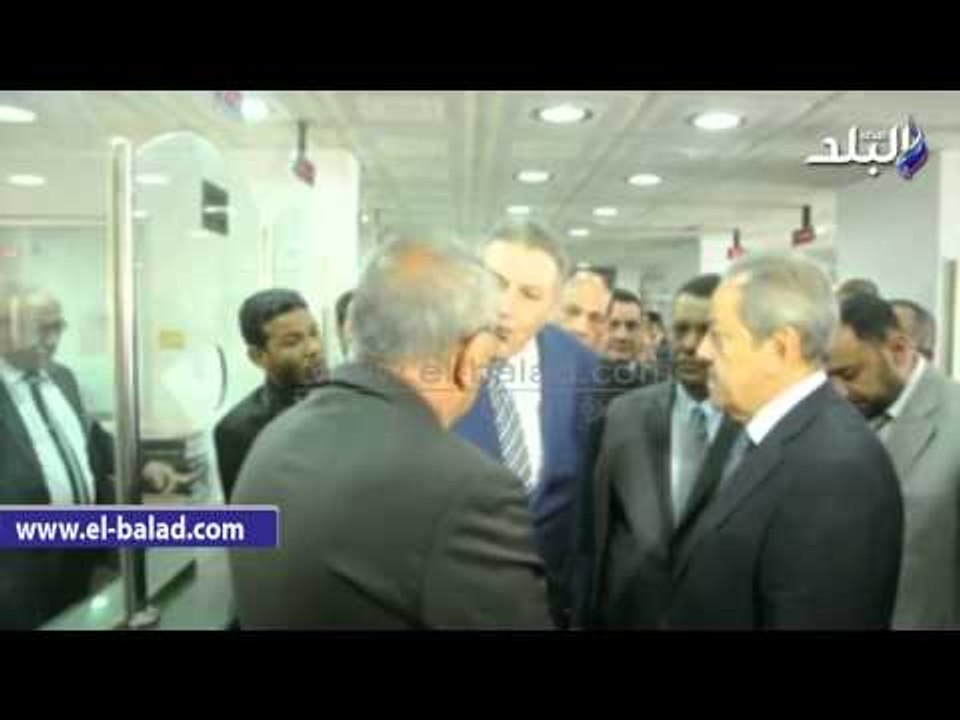 وزير الصناعة ومحافظ أسوان يفتتحان وحدة الشباك ا...