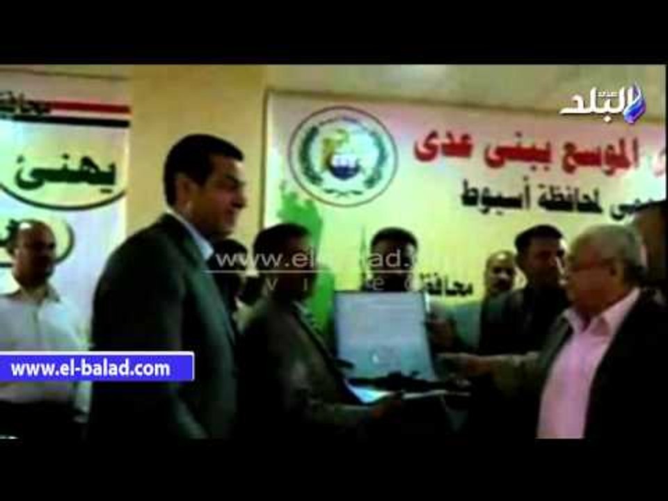 أحفاد شهداء " بنى عدى" يهدون محافظ أسيوط "مسدس" يعود تاريخه للحملة الفرنسية