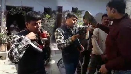 आशिक मिजाज टीचर को छात्रा ने जमकर पीटा, देखें VIDEO