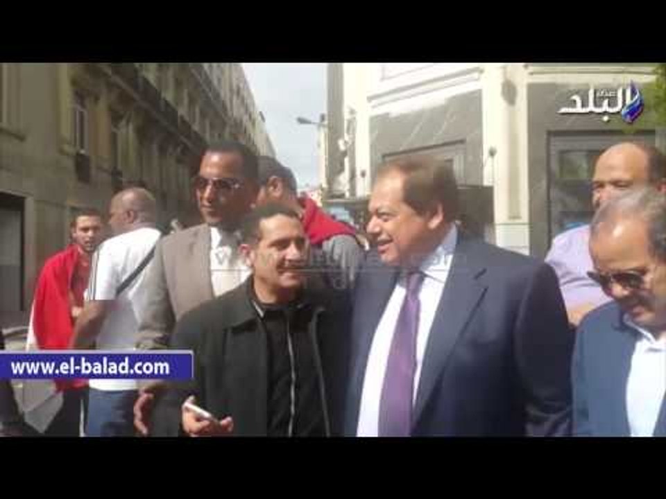 عشرات المصريين في مدريد يهتفون لأبو العينين ويلتقطون الصور معه