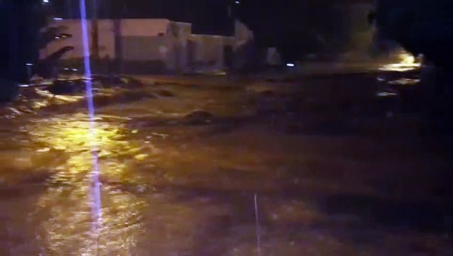 Rio transborda e impede passagem de carros pela Rua Públio Pimentel