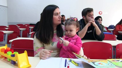 28 Yaşındaki Bahar Tekinarslan çocuğunu Üniversite sıralarında büyütüyor