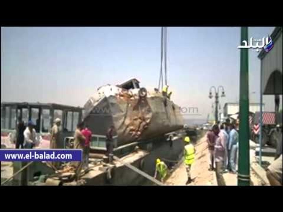 استخراج الجزء الثانى من صندل الفوسفات الغارق بمدينة قنا