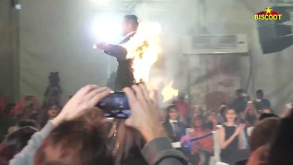 OMG Akshay Kumar Set himself on FIRE on Ramp Walk - DARE DEVIL STUNT -LIVE