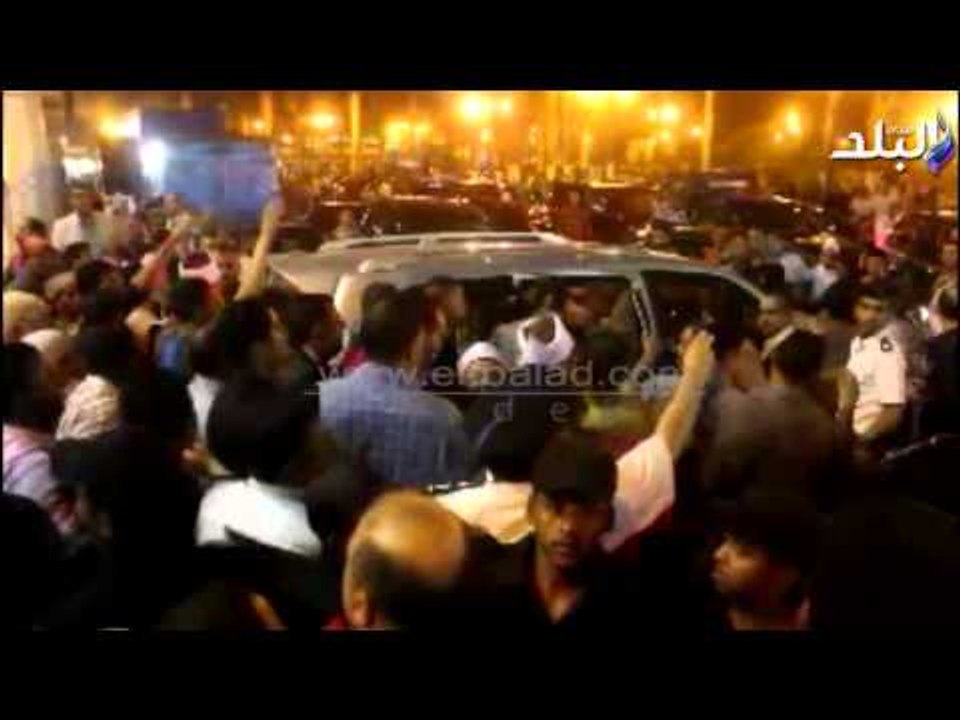 تجمهر المواطنين حول وزير الاوقاف عقب الاحتفال بليلة الاسراء و المعراج