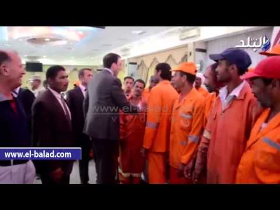 حقيقة  إشاعة تقبيل محافظ بني سويف ليد عامل نظافة