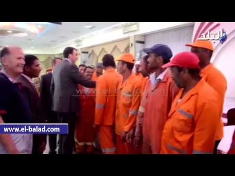 محافظ بني سويف يوزع 200 شنطة رمضانية على عمال النظافة