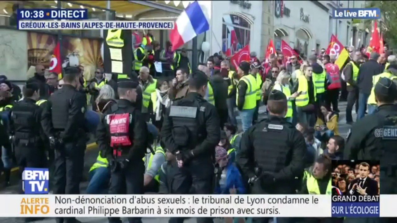 Un comité d'accueil de gilets jaunes attend Emmanuel Macron à Gréoux-les-Bains avant son grand débat
