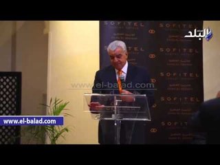 زاهي حواس خلال حفل توقيع كتابه "40 سنة حفائر "