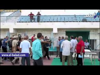 جماهير بنى سويف لحظة اعتدائها على الجهاز الفنى واللاعبين عقب هزيمتهم من سوهاج