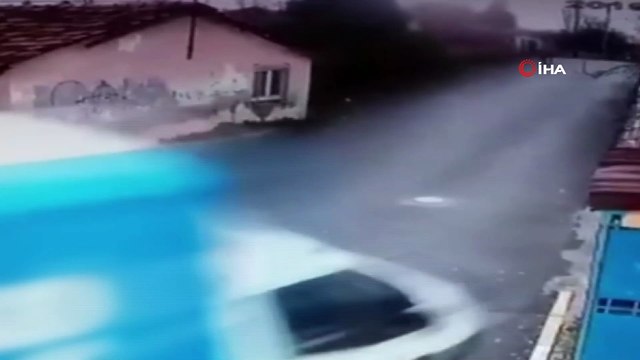 Sultangazi'de freni boşalan kamyonet eve böyle daldı