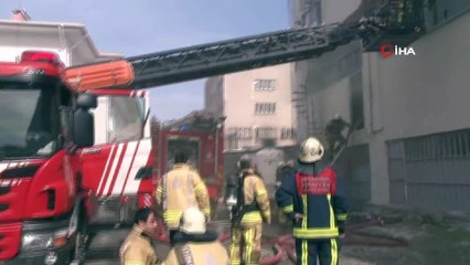 Bağcılar'da 3 katlı kağıt fabrikasında yangın çıktı