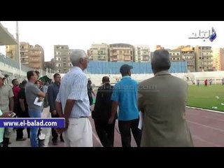 نائب رئيس نادى أسوان يرفض الخروج من ملعب الفيوم.. والحكم يوقف المباراة
