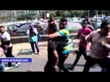 مؤيدو مبارك يتعدون بالضرب على شاب أمام القضاء العالى
