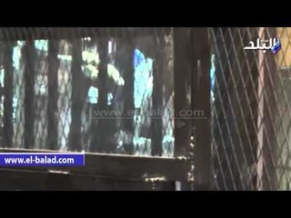 المتهمون يحملون المصاحف وتى شيرتات "التهمة بورسعيدى" قبل الحكم عليهم في "مذبحة بورسعيد"