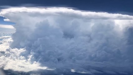 Cet avion passe juste à côté d’un énorme orage !