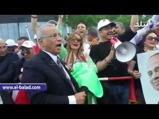 هشام عباس يغني "بالالمانى" مع الجالية المصرية فى برلين