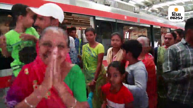 આવી હાઈટેક છે અમદાવાદ મેટ્રો, ટ્રેન દોડતી હોય તો પેટનું પાણી પણ ન હલે, કોચમાંથી અદભુત દેખાય છે બહારનો માહોલ