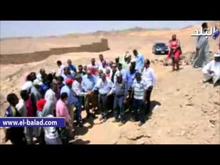 وزير الأثار ومحافظ أسوان يكرمان المفتشين والمرممين القائمين على الكشف الأثري لمقابر تعود للأسرة 26