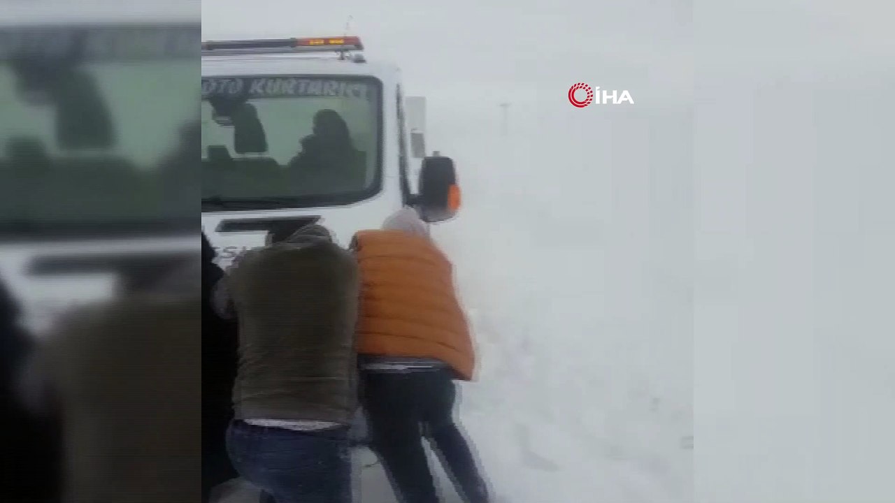 Yoğun kar yağışı ve tipi yolu kapattı, cenazeye giden 55 kişi yolda mahsur kaldı