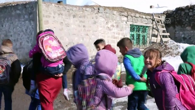 Fedakar anne engelli kızını okula sırtında taşıyor - KARS