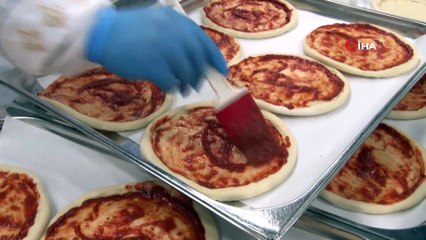 Otizmli çocuklar, İBB Lojistik Destek Merkezi’nde pizza ve pasta yaptı