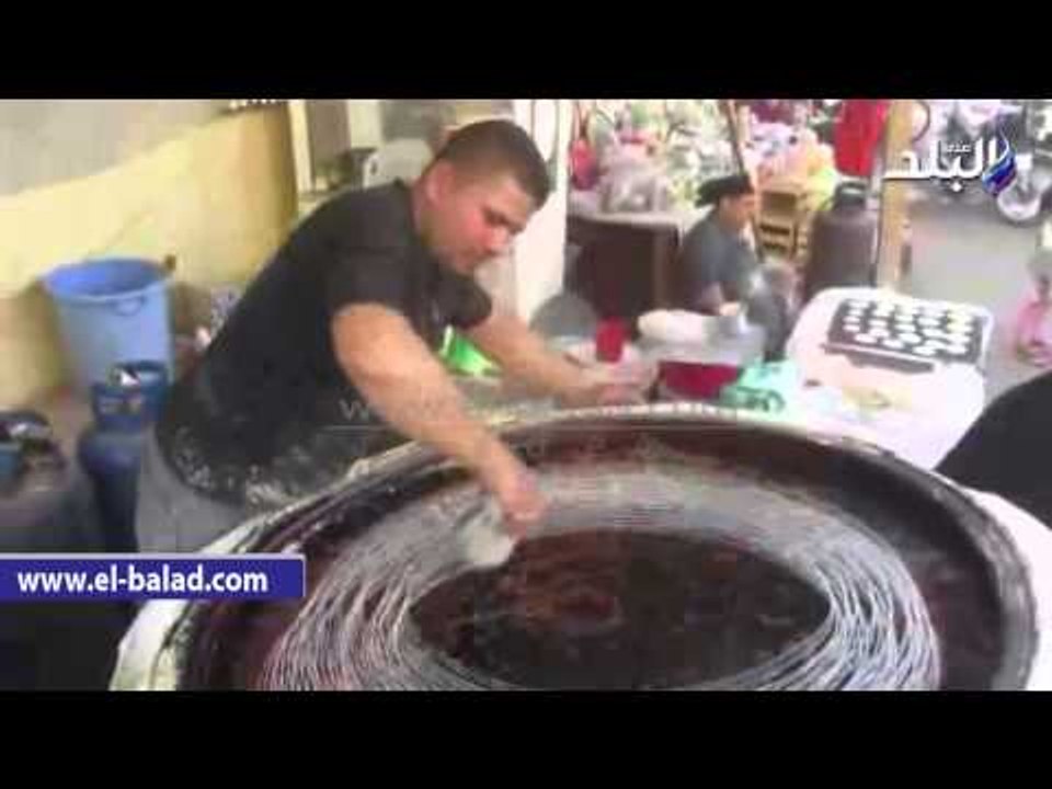 «أم مصطفى» أشهر صانعة كنافة وقطايف في بني سويف: «البلدي يوكل»