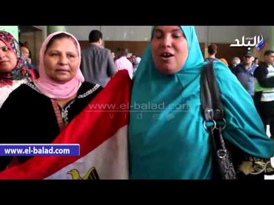 مؤيدو  أحمد موسى  يهتفون في انتظار بدء محاكمته