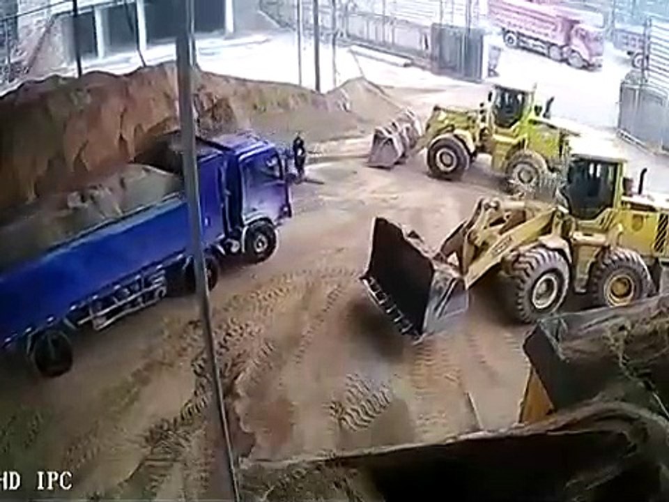 Un conducteur de tractopelle emporte une femme par erreur et l'enterre dans le sable